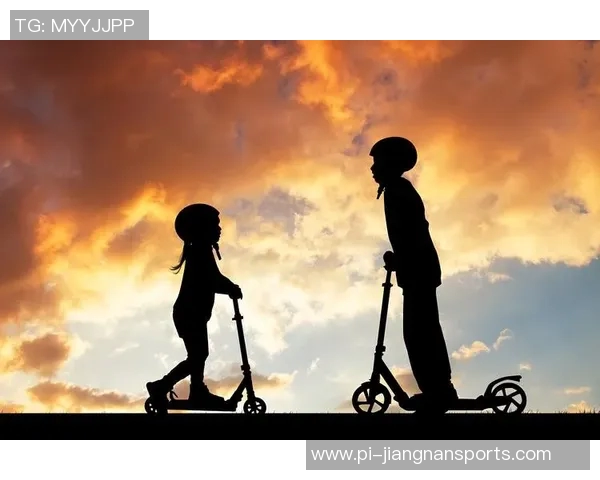 孤独的背影与绿茵场上的奋斗足迹足球明星为梦想拼搏的深刻写照